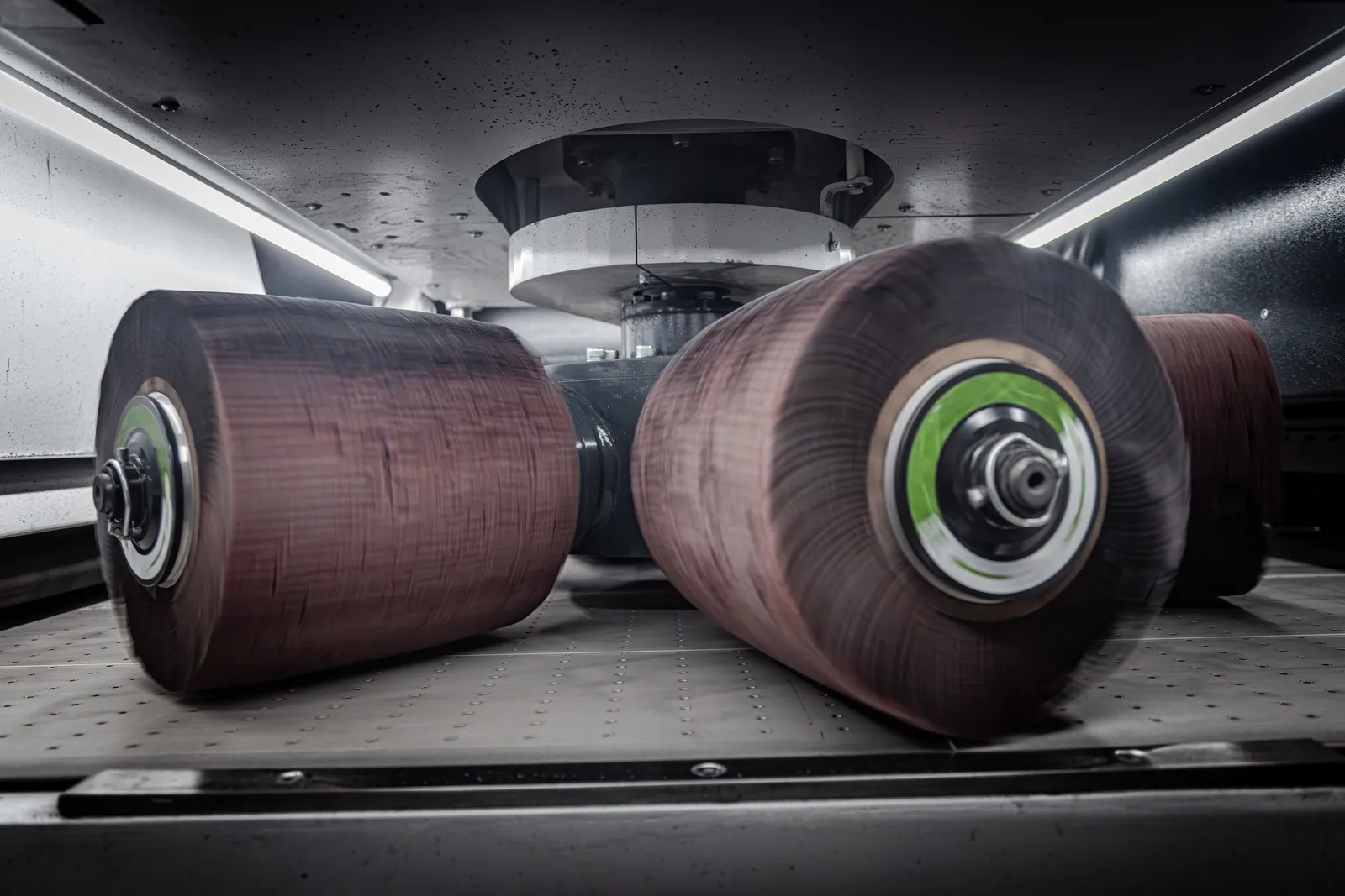 Abrasive deburring rollers inside a wide-belt deburring machine